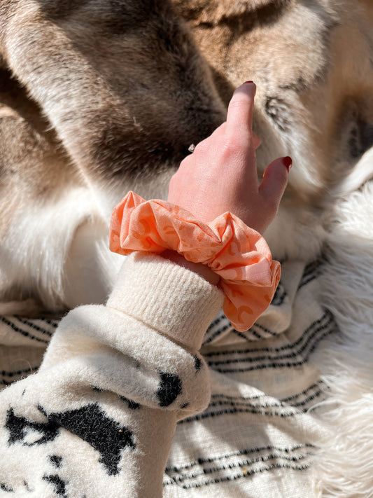 *peachy keen* scrunchie